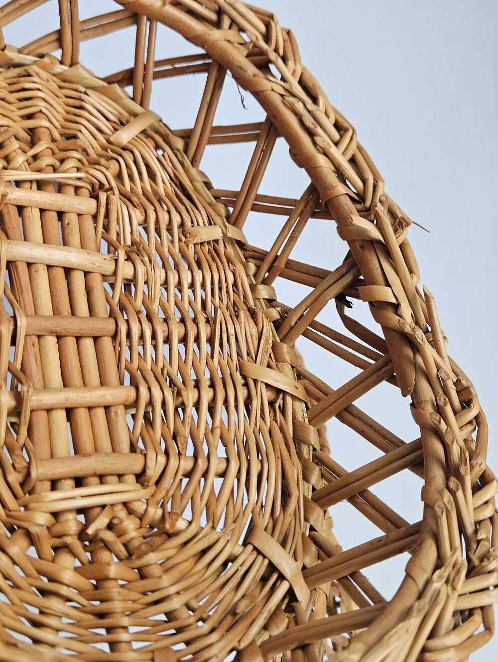 scalloped edge vintage wicker boho hanging display decor basket handles Portugal